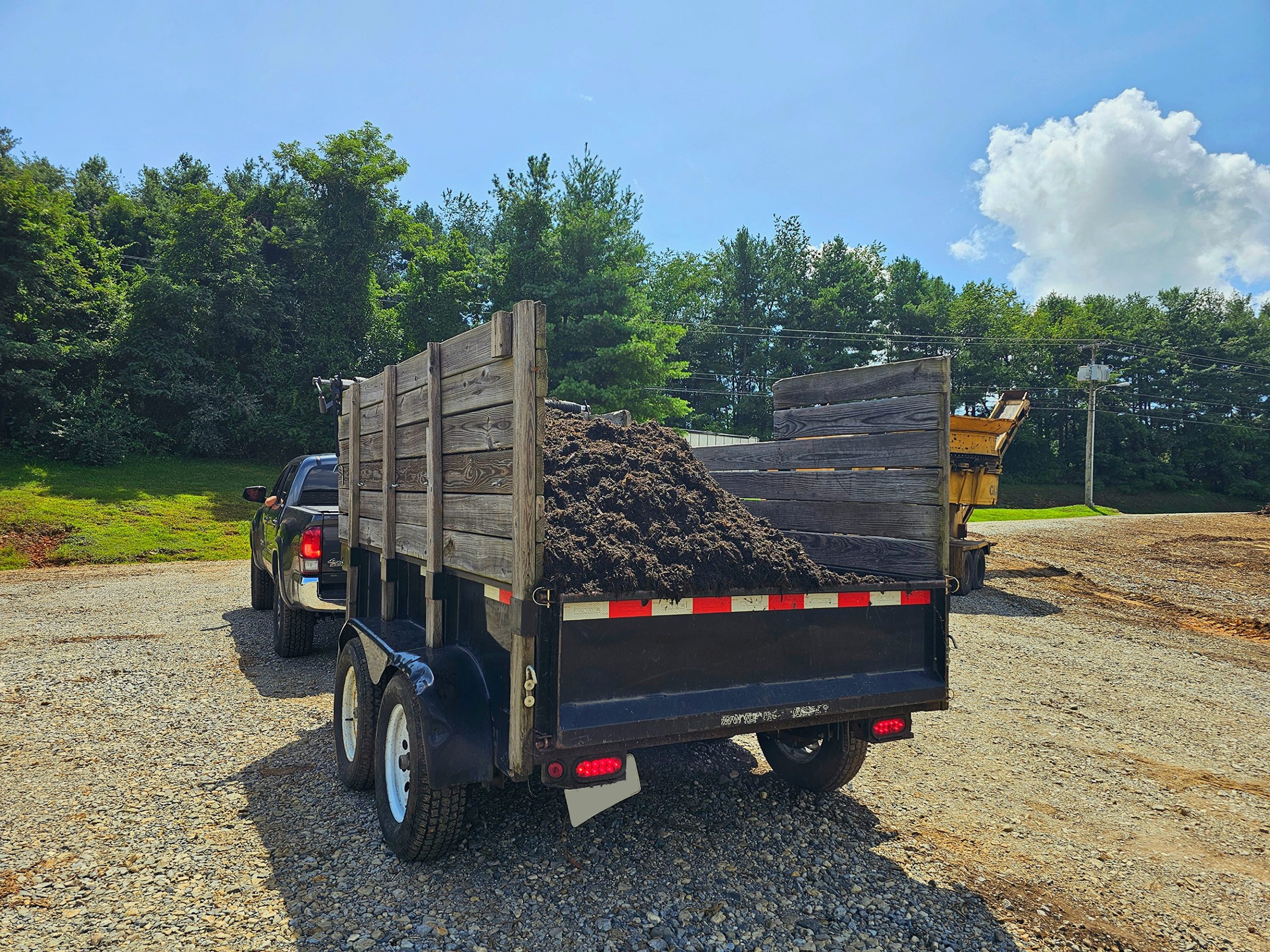 Homeowner On-site Pickup Homeowner's trailer loaded with bulk hardwood mulch for onsite pickup at Blackberry Mulch's yard.